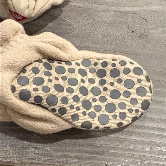 Zutano NWT Stay On Booties, Khaki Fleece,12 mo. - Picture 2 of 3
